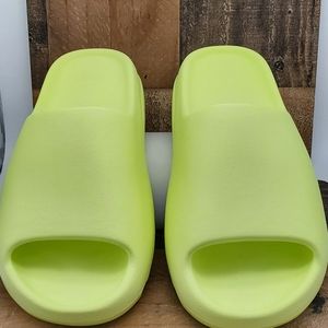 BNWB Yeezy slide men's 9/women's (approx) 10.5 HQ6447 glow green